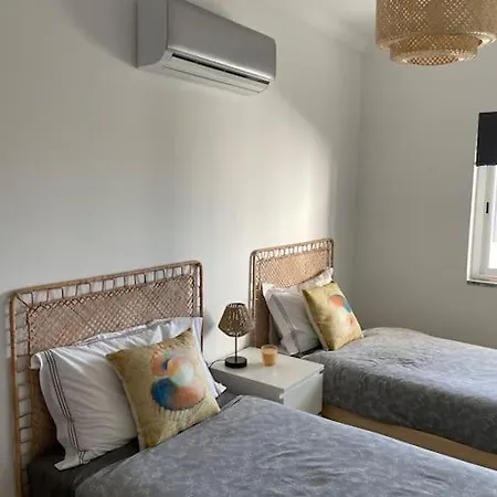 Luxury With Pool In Historical Town And Great Surfing Beaches Daire Sagres